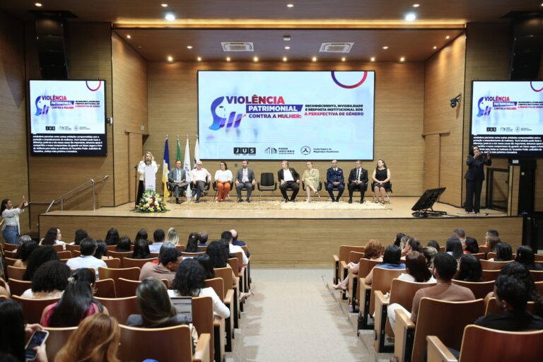 “Nem sempre a violência sangra”: palestra alerta para o controle patrimonial contra mulheres
